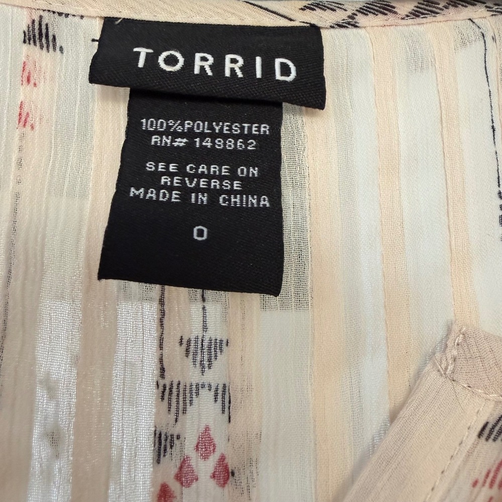 Torrid Women Ivory Geometric Pintuck Split Neck Roll Tab Sleeve Blouse Plus Sz 0 - Picture 2 of 3